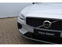 Volvo V60 2.0 T6 Plug-in hybrid AWD Plus Dark Harman/Kardon audio | 360" Camera | Semi elektrische trekhaak | Google services | Stuur & Stoelverwarming | Bestuurdersstoel met geheugenfunctie | Apple Carplay | Android Auto | Keyless entry |