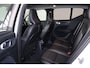 Volvo XC40 T5 Twin Engine Inscription - Panoramisch schuif-/ kanteldak - Cruise Control - Climate Control - Lederen bekleding - Verwarmbare voorstoelen - FULL LED koplampen - Draadloos telefoonlader - Parkeersensoren v/a - Parkeercamera - Alarm - Getint glas - BLIS - Trekhaak semi elektrisch inklapbaar