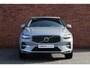 Volvo XC60 T6 Plug-in hybrid AWD Ultimate Bright | Panoramisch schuif-/ kanteldak | Harman Kardon | Elektrisch verstelbare voorstoelen | Head-up display | Stoel-/stuurwielverwarming | 360 graden camera | 21 inch. lichtmetalen velgen | Extra getint glas | Pilot assist
