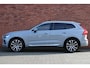 Volvo XC60 T6 Plug-in hybrid AWD Ultimate Bright Panoramisch schuif-/ kanteldak | Harman Kardon | Elektrisch verstelbare voorstoelen | Head-up display | Stoel-/stuurwielverwarming | 360 graden camera | 21 inch. lichtmetalen velgen | Extra getint glas | Pilot assist
