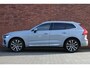 Volvo XC60 T6 Plug-in hybrid AWD Ultimate Bright | Panoramisch schuif-/ kanteldak | Harman Kardon | Elektrisch verstelbare voorstoelen | Head-up display | Stoel-/stuurwielverwarming | 360 graden camera | 21 inch. lichtmetalen velgen | Extra getint glas | Pilot assist