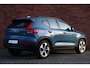 Volvo XC40 B4 Plus Dark | Verwarmde Stoelen+Stuurwiel | Semi- Elektrische Trekhaak | Verwarmbare Voorruit | AppleCarplay / AndroidAuto | Keyless Entry/Start | Harman Kardon Premium Audio | Park Assist |