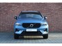 Volvo XC40 B4 Plus Dark | Verwarmde Stoelen+Stuurwiel | Semi- Elektrische Trekhaak | Verwarmbare Voorruit | AppleCarplay / AndroidAuto | Keyless Entry/Start | Harman Kardon Premium Audio | Park Assist |