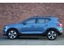 Volvo XC40 B4 Plus Dark | Verwarmde Stoelen+Stuurwiel | Semi- Elektrische Trekhaak | Verwarmbare Voorruit | AppleCarplay / AndroidAuto | Keyless Entry/Start | Harman Kardon Premium Audio | Park Assist |