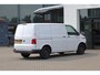 Volkswagen Transporter 2.0 TDI L1H1 26 Comfortline 90PK / 66kW, Executive Plus pakket (Apple Carplay & Android Auto, navigatie discover pro, DAB+), bijrijdersbank, airco, achteruitrijcamera (rear view), achterdeuren zonder ruit, tussenwand, betonplex vloer, zijwand betimmering, trekhaak, elektrisch verstel- en verwarmbare buitenspiegels, regensensor etc.