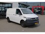 Volkswagen Transporter 2.0 TDI L1H1 26 Comfortline 90PK / 66kW, Executive Plus pakket (Apple Carplay & Android Auto, navigatie discover pro, DAB+), bijrijdersbank, airco, achteruitrijcamera (rear view), achterdeuren zonder ruit, tussenwand, betonplex vloer, zijwand betimmering, trekhaak, elektrisch verstel- en verwarmbare buitenspiegels, regensensor etc.