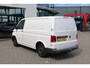 Volkswagen Transporter 2.0 TDI L1H1 26 Comfortline 90PK / 66kW, Executive Plus pakket (Apple Carplay & Android Auto, navigatie discover pro, DAB+), bijrijdersbank, airco, achteruitrijcamera (rear view), achterdeuren zonder ruit, tussenwand, betonplex vloer, zijwand betimmering, trekhaak, elektrisch verstel- en verwarmbare buitenspiegels, regensensor etc.