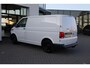 Volkswagen Transporter 2.0 TDI L1H1 26 Comfortline 90PK / 66kW, Executive plus pakket (Apple Carplay & Android Auto, navigatie discover pro, DAB+), bijrijdersbank, airco, achteruitrijcamera (rear view), achterdeuren zonder ruit, tussenwand, betonplex vloer, zijwand betimmering, trekhaak