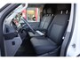 Volkswagen Transporter 2.0 TDI L1H1 26 Comfortline 90PK / 66kW, Executive plus pakket (Apple Carplay & Android Auto, navigatie discover pro, DAB+), bijrijdersbank, airco, achteruitrijcamera (rear view), achterdeuren zonder ruit, tussenwand, betonplex vloer, zijwand betimmering, trekhaak