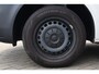 Volkswagen Transporter 2.0 TDI L1H1 26 Comfortline 90PK / 66kW, Executive Plus pakket (Apple Carplay & Android Auto, navigatie discover pro, DAB+), bijrijdersbank, airco, achteruitrijcamera (rear view), achterdeuren zonder ruit, tussenwand, betonplex vloer, zijwand betimmering, trekhaak, elektrisch verstel- en verwarmbare buitenspiegels, regensensor etc.
