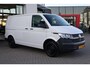 Volkswagen Transporter 2.0 TDI L1H1 26 Comfortline 90PK / 66kW, Executive plus pakket (Apple Carplay & Android Auto, navigatie discover pro, DAB+), bijrijdersbank, airco, achteruitrijcamera (rear view), achterdeuren zonder ruit, tussenwand, betonplex vloer, zijwand betimmering, trekhaak