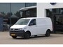 Volkswagen Transporter 2.0 TDI L1H1 26 Comfortline 90PK / 66kW, Executive Plus pakket (Apple Carplay & Android Auto, navigatie discover pro, DAB+), bijrijdersbank, airco, achteruitrijcamera (rear view), achterdeuren zonder ruit, tussenwand, betonplex vloer, zijwand betimmering, trekhaak, elektrisch verstel- en verwarmbare buitenspiegels, regensensor etc.