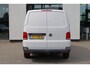 Volkswagen Transporter 2.0 TDI L1H1 26 Comfortline 90PK / 66kW, Executive Plus pakket (Apple Carplay & Android Auto, navigatie discover pro, DAB+), bijrijdersbank, airco, achteruitrijcamera (rear view), achterdeuren zonder ruit, tussenwand, betonplex vloer, zijwand betimmering, trekhaak, elektrisch verstel- en verwarmbare buitenspiegels, regensensor etc.