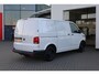 Volkswagen Transporter 2.0 TDI L1H1 26 Comfortline 90PK / 66kW, Executive plus pakket (Apple Carplay & Android Auto, navigatie discover pro, DAB+), bijrijdersbank, airco, achteruitrijcamera (rear view), achterdeuren zonder ruit, tussenwand, betonplex vloer, zijwand betimmering, trekhaak