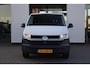 Volkswagen Transporter 2.0 TDI L1H1 26 Comfortline 90PK / 66kW, Executive plus pakket (Apple Carplay & Android Auto, navigatie discover pro, DAB+), bijrijdersbank, airco, achteruitrijcamera (rear view), achterdeuren zonder ruit, tussenwand, betonplex vloer, zijwand betimmering, trekhaak
