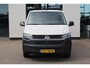 Volkswagen Transporter 2.0 TDI L1H1 26 Comfortline 90PK / 66kW, Executive Plus pakket (Apple Carplay & Android Auto, navigatie discover pro, DAB+), bijrijdersbank, airco, achteruitrijcamera (rear view), achterdeuren zonder ruit, tussenwand, betonplex vloer, zijwand betimmering, trekhaak, elektrisch verstel- en verwarmbare buitenspiegels, regensensor etc.