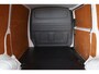 Volkswagen Transporter 2.0 TDI L1H1 26 Comfortline 90PK / 66kW, Executive Plus pakket (Apple Carplay & Android Auto, navigatie discover pro, DAB+), bijrijdersbank, airco, achteruitrijcamera (rear view), achterdeuren zonder ruit, tussenwand, betonplex vloer, zijwand betimmering, trekhaak, elektrisch verstel- en verwarmbare buitenspiegels, regensensor etc.