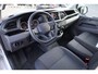 Volkswagen Transporter 2.0 TDI L1H1 26 Comfortline 90PK / 66kW, Executive plus pakket (Apple Carplay & Android Auto, navigatie discover pro, DAB+), bijrijdersbank, airco, achteruitrijcamera (rear view), achterdeuren zonder ruit, tussenwand, betonplex vloer, zijwand betimmering, trekhaak