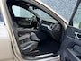 Volvo XC60 2.0 T6 Plug-in hybrid AWD Plus Bright | Adaptieve Cruise Control | Panoramadak | 360 Parkeercamera | Stoel-/Stuur-/Voorruitverwarming | Dodehoek Detectie | Nappa Lederen Bekleding | Harman Kardon Audio |