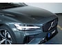Volvo V60 T8 Plug-in hybrid AWD Plus Dark | Harman Kardon Premium Audio | 360° Parkeercamera | Parkeersensoren voor en achter | Google Infotainment | Nappa Lederenbekleding | Panoramadak | Parkeerverwarming | Head-Up Display | 19" 5-Spaaks Black / Diamond Cut velgen