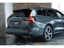 Volvo V60 T8 Plug-in hybrid AWD Plus Dark | Harman Kardon Premium Audio | 360° Parkeercamera | Parkeersensoren voor en achter | Google Infotainment | Nappa Lederenbekleding | Panoramadak | Parkeerverwarming | Head-Up Display | 19" 5-Spaaks Black / Diamond Cut velgen