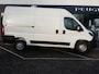 Peugeot Boxer GB 333 L2H2 BlueHDi 140PK TREKHAAK | Navigatie | Cruise control | AIRCO | Parkeerhulp | Vloerplaat laadruimte + betimmering | Bluetooth