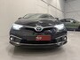 Toyota Auris Touring Sports 1.8 Hybrid Lease pro PANO/LED/TREKHAAK/CAMERA/LEER-STOF SP.STOEL/DAB/17"/LANE-ASSIST/ECC/CRUISE/PRIVACY/VOLLEDIG TOYOTA DEALER ONDERHOUD/ZO MEENEEMPRIJS