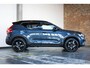 Volvo XC40 B4 Plus Black Edition | Schuif/Kanteldak | 360º Visual Park Camera | Harman Kardon Premium Audio | 20" Lichtmetalen Wielen |