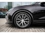 Porsche Macan 100 kWh | Luchtvering | Panoramadak | Adaptieve cruise control | Trekhaak elektrisch | Bose Surround Sound | Comfortstoelen |