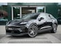 Porsche Macan 100 kWh | Luchtvering | Panoramadak | Adaptieve cruise control | Trekhaak elektrisch | Bose Surround Sound | Comfortstoelen |