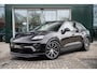 Porsche Macan 100 kWh | Luchtvering | Panoramadak | Adaptieve cruise control | Trekhaak elektrisch | Bose Surround Sound | Comfortstoelen |