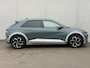Hyundai Ioniq 5 Lounge AWD 77.4 kWh 325pk / Afneembare Trekhaak 1600 Kg / Fabrieksgarantie tot 11-2027 / Dealer Onderhouden / Panoramadak / Warmtepomp / 8 Jaar Batterij Garantie / Panoramadak / HUD / BOSE / Elektr. Stoelen / Stoel Verwarming / Stoel Ventilatie / 360 Camera / Dodehoek Detectie / Elektr. Achterklep / Memory Stoelen /