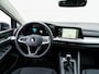 Volkswagen Golf 1.5 TSI 131pk Life | Navigatie | 17" Velgen | Privacy glass