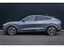 Ford Mustang Mach-E Extended First Edition AWD 98 kWh ALLE OPTIES! | Pano-dak | B&O audio | Technology pack + | 360 Camera | 100% Dealer Onderhouden! | Afneembare Trekhaak | Stuur, Stoel & Voorruit Verwarming | Standkachel | Volledig Lederen Bek