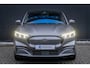 Ford Mustang Mach-E Extended First Edition AWD 98 kWh ALLE OPTIES! | Pano-dak | B&O audio | Technology pack + | 360 Camera | 100% Dealer Onderhouden! | Afneembare Trekhaak | Stuur, Stoel & Voorruit Verwarming | Standkachel | Volledig Lederen Bek