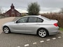 BMW 3-Serie 320i Edition Business*NEW APK*CRUISE*NAVI*PARK SENSOREN*VELGEN*ELKT-RAAM*C-D AFSTAND