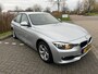 BMW 3-Serie 320i Edition Business*NEW APK*CRUISE*NAVI*PARK SENSOREN*VELGEN*ELKT-RAAM*C-D AFSTAND