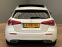 Mercedes-Benz A-klasse 180 Luxury Line Panorama Dak | Alcantara Bekleding | LED | Widescreen | Camera | Navigatie | Parkeersensoren Rondom | 17" Lichtmetaal | Achteruitrijcamera | Alcantara Bekleding | Comfortstoel(en)