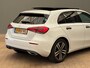 Mercedes-Benz A-klasse 180 Luxury Line Panorama Dak | Alcantara Bekleding | LED | Widescreen | Camera | Navigatie | Parkeersensoren Rondom | 17" Lichtmetaal | Achteruitrijcamera | Alcantara Bekleding | Comfortstoel(en)