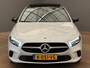 Mercedes-Benz A-klasse 180 Luxury Line Panorama Dak | Alcantara Bekleding | LED | Widescreen | Camera | Navigatie | Parkeersensoren Rondom | 17" Lichtmetaal | Achteruitrijcamera | Alcantara Bekleding | Comfortstoel(en)