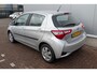 Toyota Yaris 1.5 Hybrid Aspiration Parkeercamera-L.M. velgen-Cruise control-Metallic lak