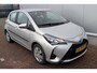 Toyota Yaris 1.5 Hybrid Aspiration Parkeercamera-L.M. velgen-Cruise control-Metallic lak