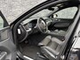 Volvo XC60 Plug-in Hybrid T6 AWD Ultra Black Edition | Long Range | Luchtvering | Trekhaak | Head-up display | 360 camera | Google Maps navigatie | Stoel- en stuurverwarming | Achterbank verwarming | Getint glas | 21 inch velgen |