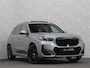 BMW X1 18i M-Sport | Panorama | Sportstoelen | Keyless-Entry | Sfeerverlichting | Achteruitrij-Camera | 5x op voorraad! | Carplay | Full-LED | Black-Optic | Getint Glas | Stoelverwarming | Draadloos Laden |