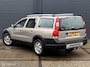 Volvo XC70 2.5 T AWD Kinetic - TREKHAAK - ECC - CRUISE CONTROLE - LM VELGEN - BLUETOOTH - PARKEERSENSOREN - 1800 KG TREKGEWICHT - NAP - NL AUTO - APK 18-01-2027 -