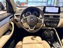 BMW X1 xDrive25e High Executive Kaschmirsilber | Beige leder | Camera | HUD | Stoelverwarming | 4x4