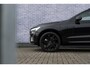 Volvo XC60 2.0 T8 Plug-in hybrid AWD Plus Black Edition | Adaptieve Cruise Control | Panoramadak | Stoel-/Stuur-/Voorruitverwarming | Dodehoek Detectie | 360° Parkeercamera | Harman Kardon Audio |