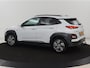 Hyundai Kona Electric EV Premium 64 kWh | SOH 100% | 3 Fase | Stoelventilatie | Leder | Head-Up | Warmtepomp | Trekhaak | Achterbankverwarming | Adaptive cruise | Camera | Carplay | Full LED