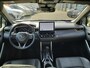 Toyota Corolla Cross 2.0 HYBRID FIRST EDITION BLIND-SPOT ELEK-ACHTERKLEP KEYLESS LM-VELGEN PARK-SENSOREN APPLE/ANDROID STOELVERW DRAADLOOS-LADEN AD-CRUISE BLUETOOOTH DAB+
