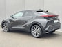 Toyota C-HR 1.8 Hybrid 140 First Edition Automaat / Fabrieksgarantie tot 10 jaar mogelijk * / Stuur-, stoel- en voorruitverwarming / Navigatie / Elektrische Achterklep / Camera / Dual Zone Climate Control / Apple Carplay/Android auto / 18" LM wielen /